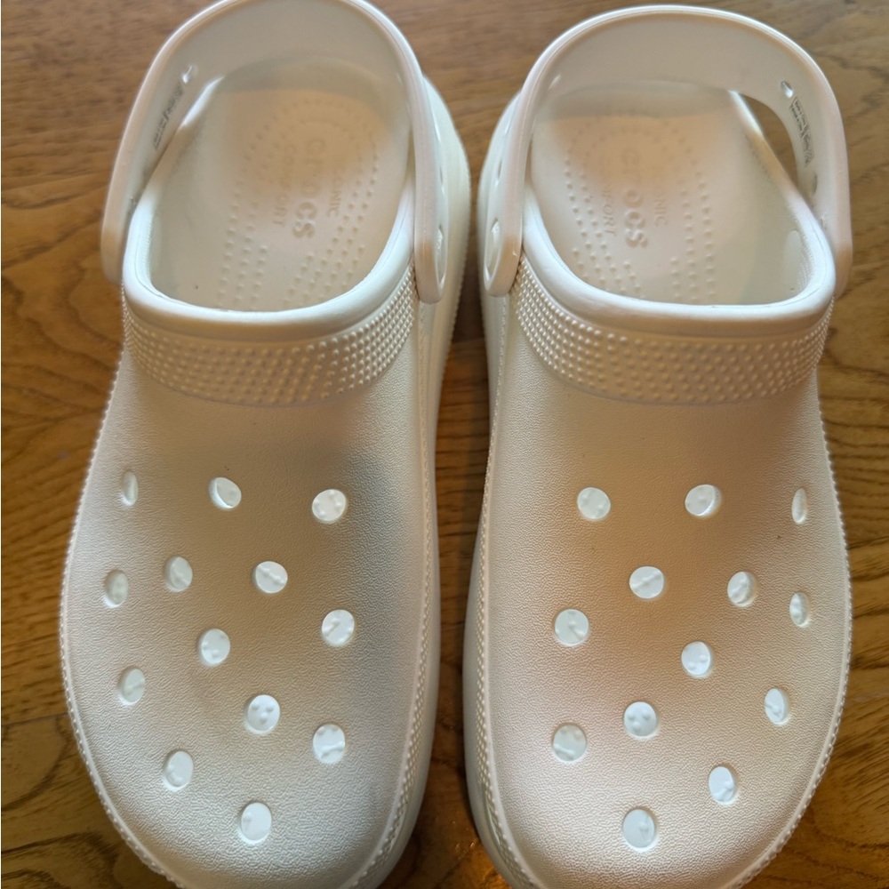 Crocs Unisex-Adult Crush Clog. Like New. Size: W7. White